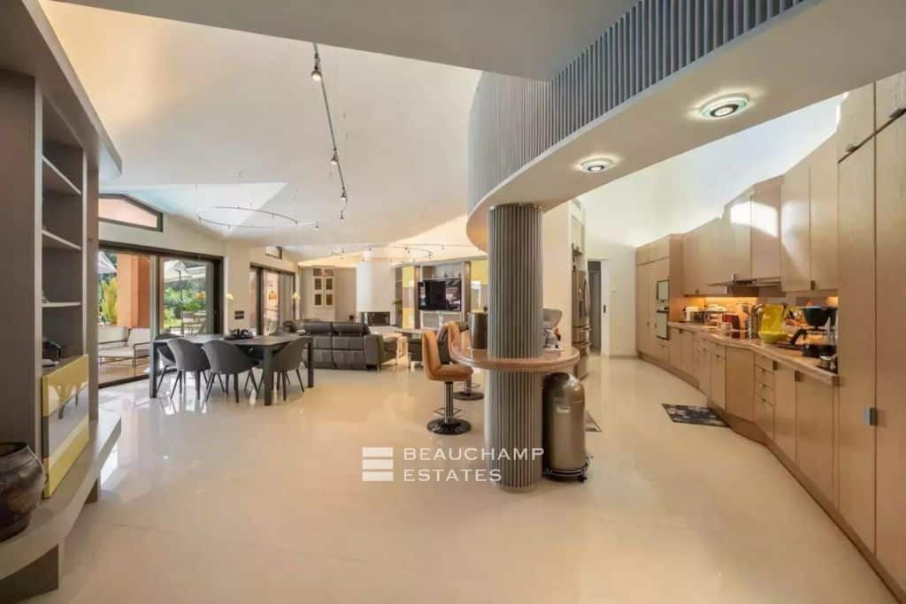 Architect-Designed Villa with Curved Lines, Close to Mougins Village