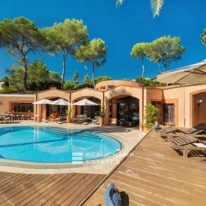 Villa d’architecte aux lignes courbes, à deux pas du village de Mougins