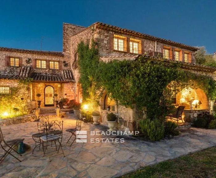 AUTHENTIQUE POTERIE EN PIERRE DU XVIIIE SIÈCLE À BIOT- 8 pièces