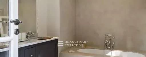 BAY OF SAINT-TROPEZ – GRIMAUD – PIEDS DANS L’ EAU