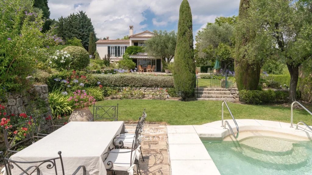 Beautiful property in the village of Opio overlooking the golf course