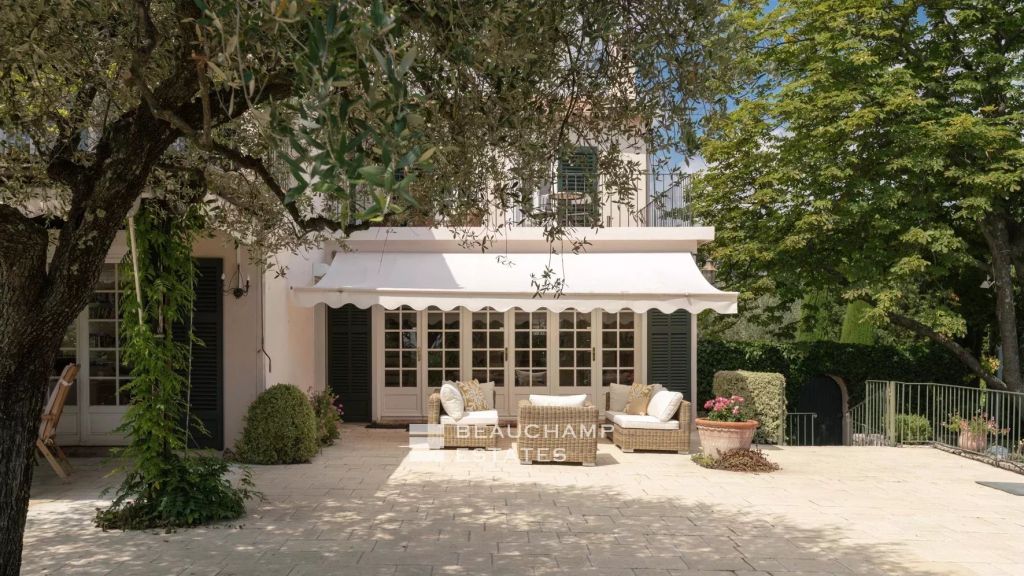 Beautiful property in the village of Opio overlooking the golf course