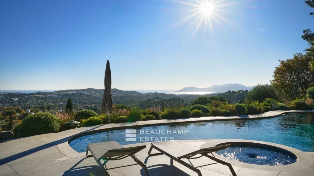 Beautiful Villa with panoramic sea view in Mougins