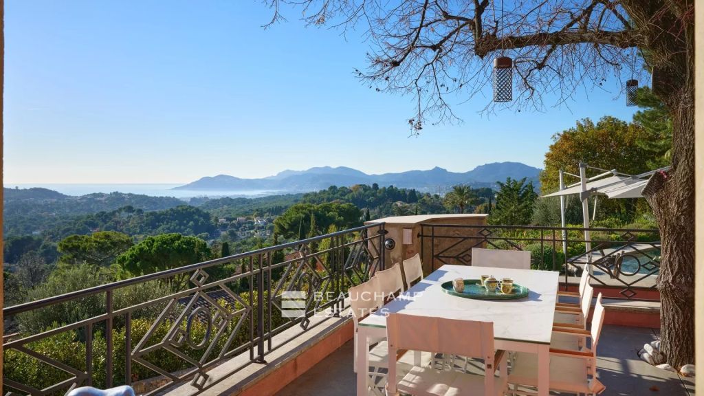 Beautiful Villa with panoramic sea view in Mougins