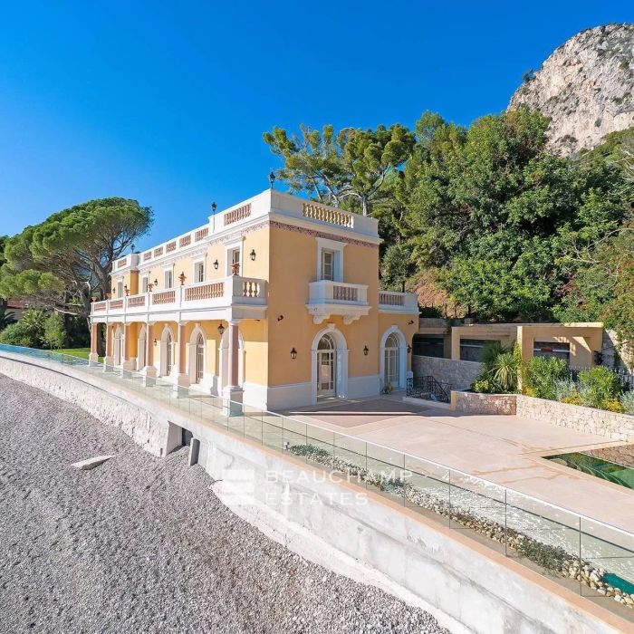 Belle Epoque Pied dans l&rsquo;eau Villa in Eze