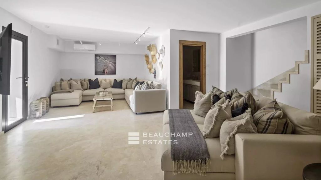 Breathtaking Sea & Mountain Views – Renovated Villa, Cannes, 5 Bedrooms, Pool & Cinema Room