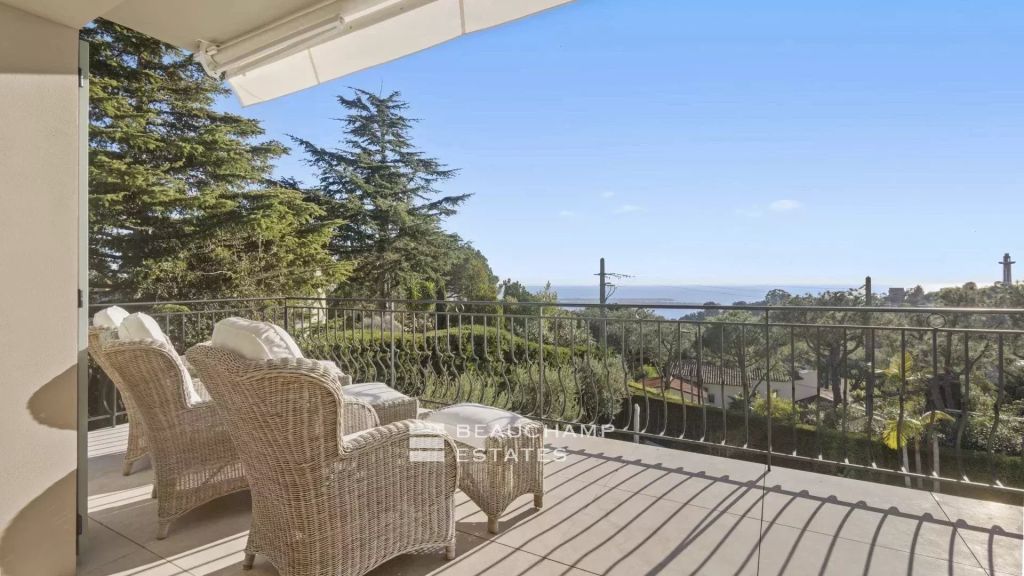 Breathtaking Sea & Mountain Views – Renovated Villa, Cannes, 5 Bedrooms, Pool & Cinema Room