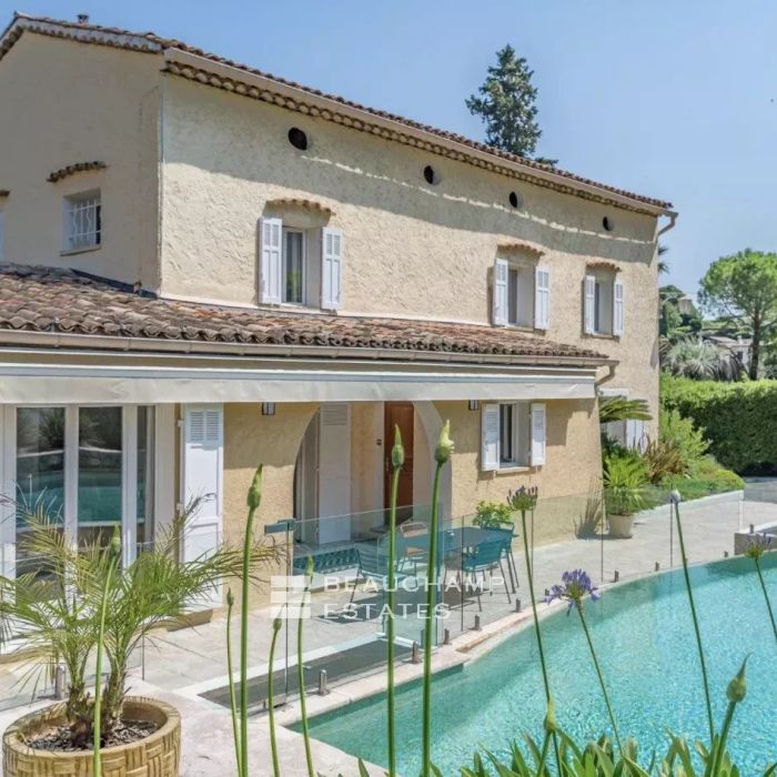 Charming renovated villa near the shops