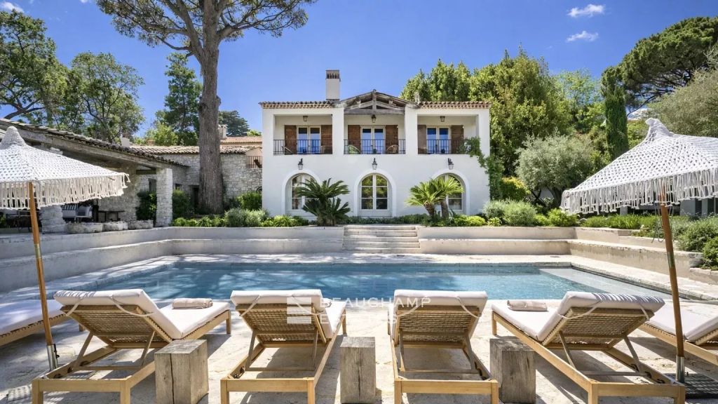 Chic neo-Provençal villa just steps from the centre of Saint-Tropez