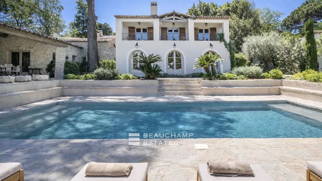 Chic neo-Provençal villa just steps from the centre of Saint-Tropez