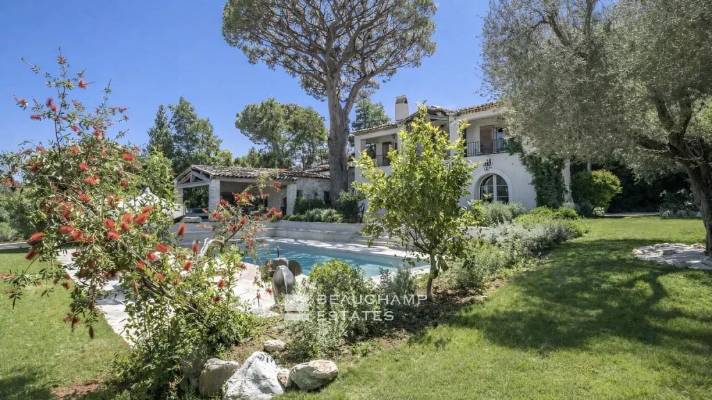 Chic neo-Provençal villa just steps from the centre of Saint-Tropez