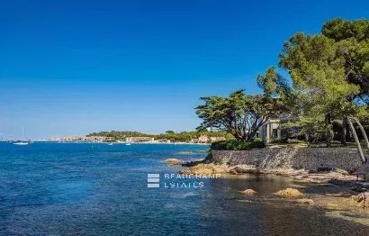 Close to Saint-Tropez – Waterfront property