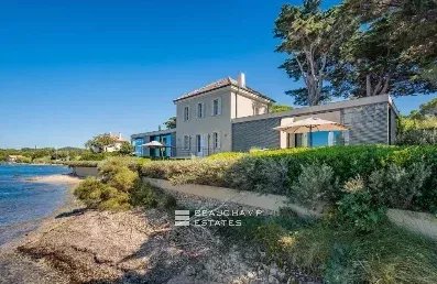 Close to Saint-Tropez – Waterfront property