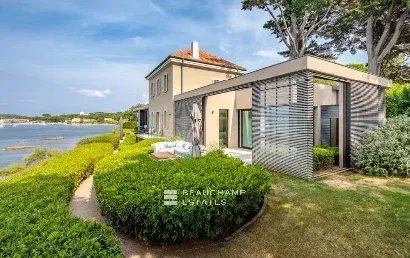 Close to Saint-Tropez – Waterfront property