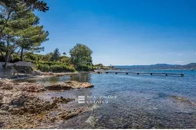 Close to Saint-Tropez – Waterfront property