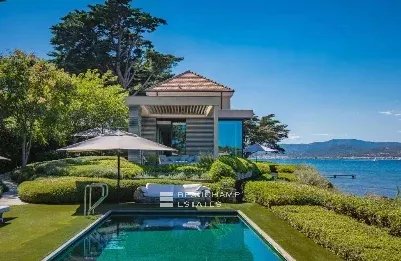 Close to Saint-Tropez – Waterfront property
