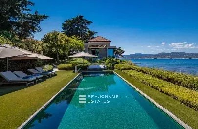 Close to Saint-Tropez – Waterfront property