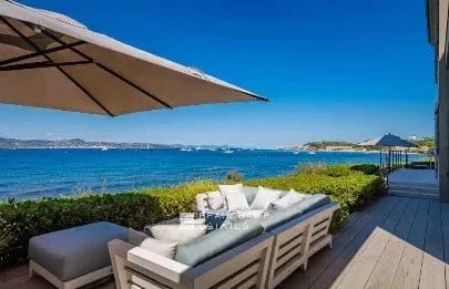 Close to Saint-Tropez – Waterfront property