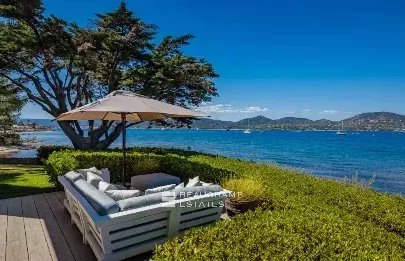 Close to Saint-Tropez – Waterfront property