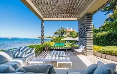 Close to Saint-Tropez – Waterfront property