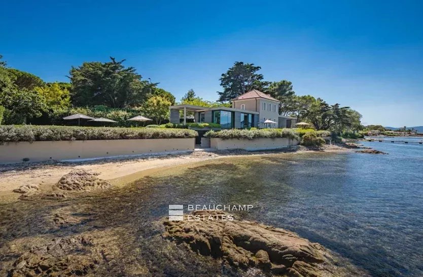Close to Saint-Tropez – Waterfront property