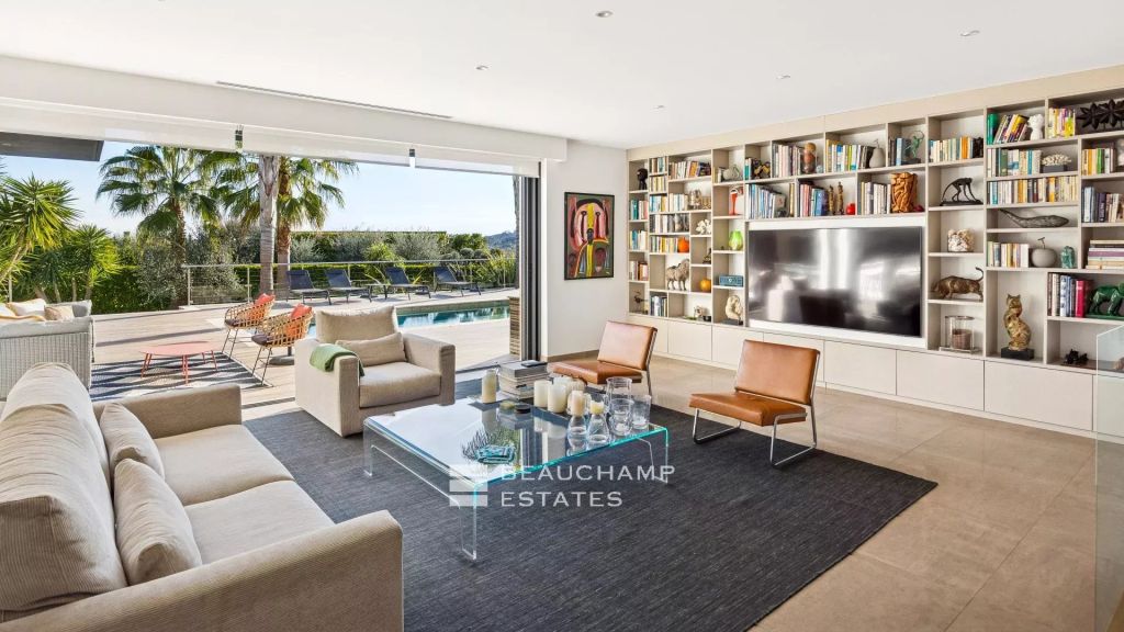 Contemporary 4-bedroom villa with pool – Valbonne