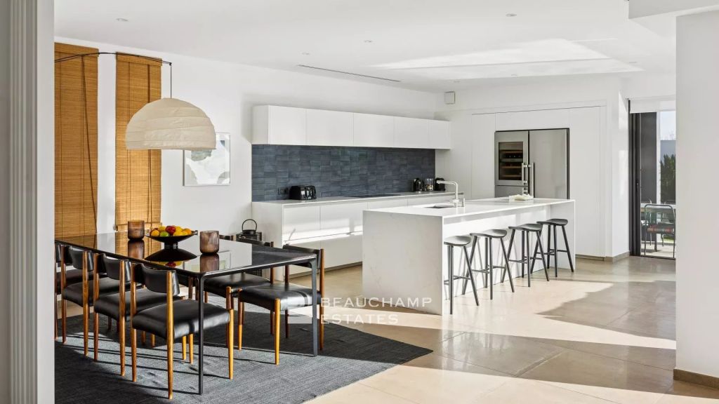 Contemporary 4-bedroom villa with pool – Valbonne