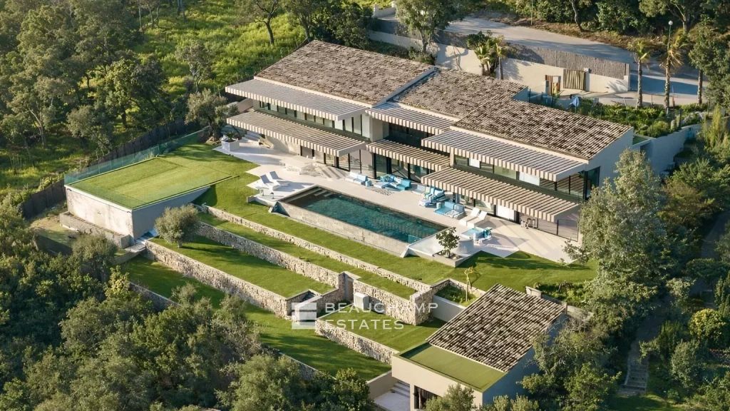 Contemporary and elegant villa with a panoramic view in Saint-Tropez