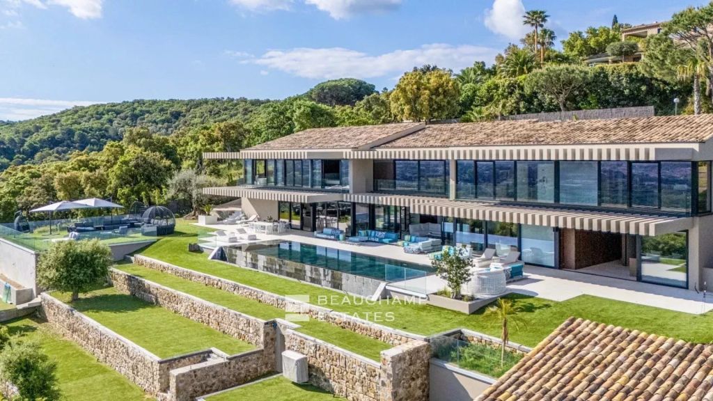 Contemporary and elegant villa with a panoramic view in Saint-Tropez