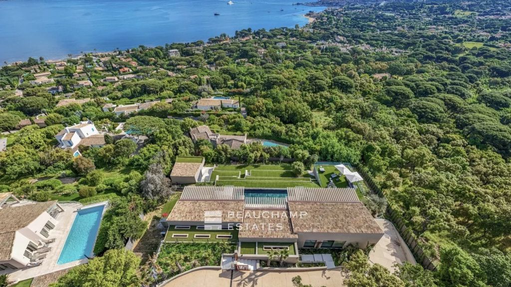 Contemporary and elegant villa with a panoramic view in Saint-Tropez