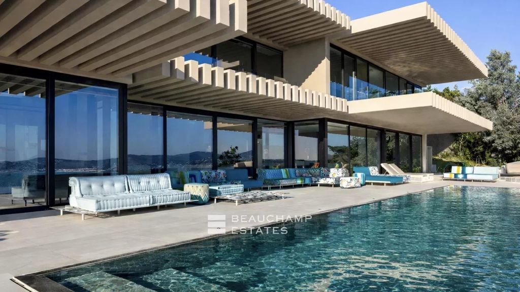 Contemporary and elegant villa with a panoramic view in Saint-Tropez
