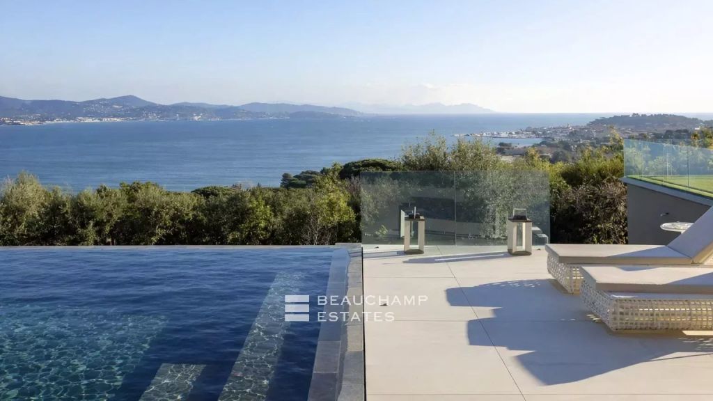 Contemporary and elegant villa with a panoramic view in Saint-Tropez