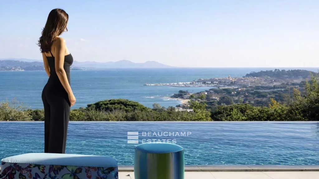 Contemporary and elegant villa with a panoramic view in Saint-Tropez