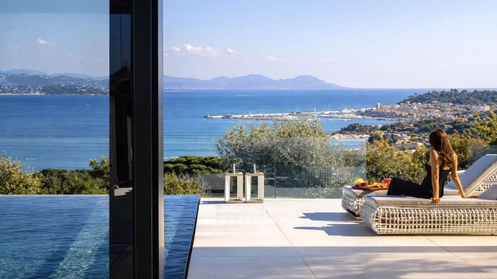 Contemporary and elegant villa with a panoramic view in Saint-Tropez