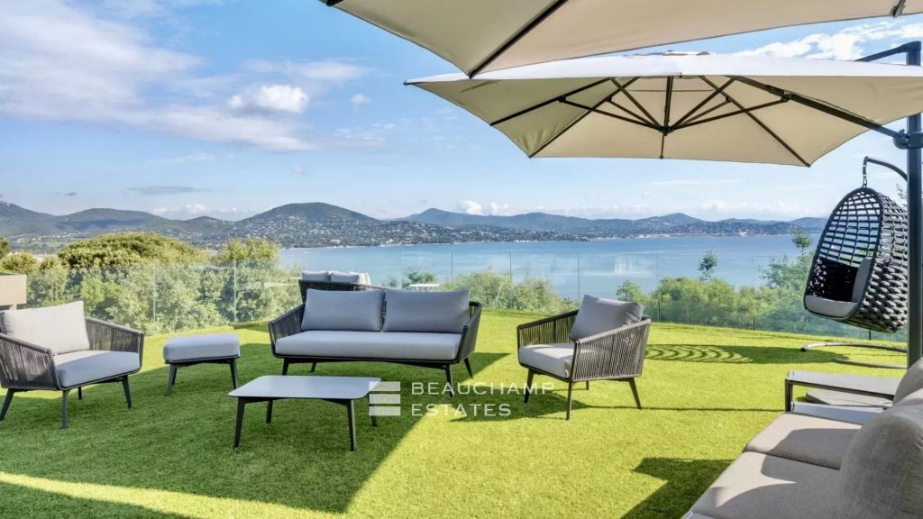 Contemporary and elegant villa with a panoramic view in Saint-Tropez
