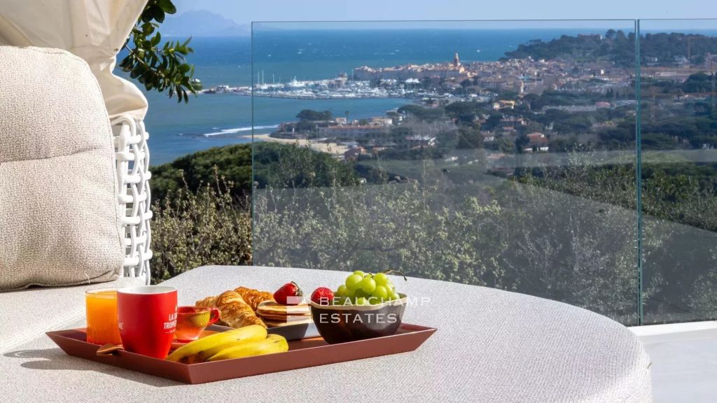 Contemporary and elegant villa with a panoramic view in Saint-Tropez