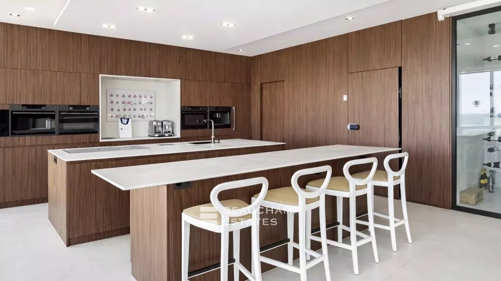 Contemporary and elegant villa with a panoramic view in Saint-Tropez