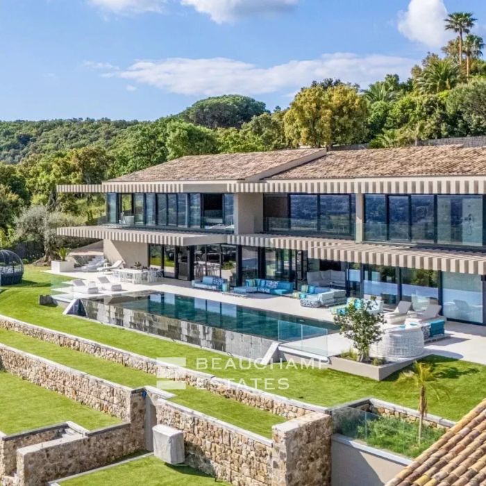 Contemporary and elegant villa with a panoramic view in Saint-Tropez