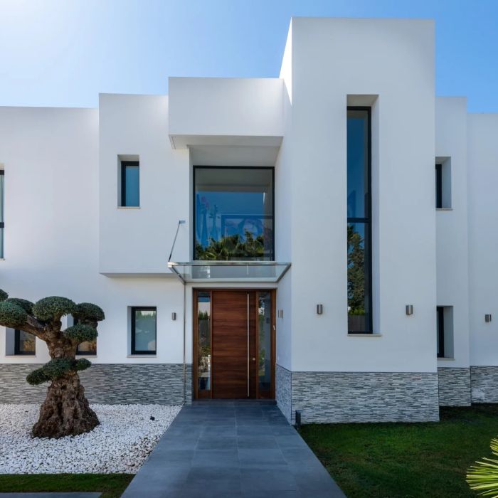 Contemporary four bedroom detatched villa set next to the beach