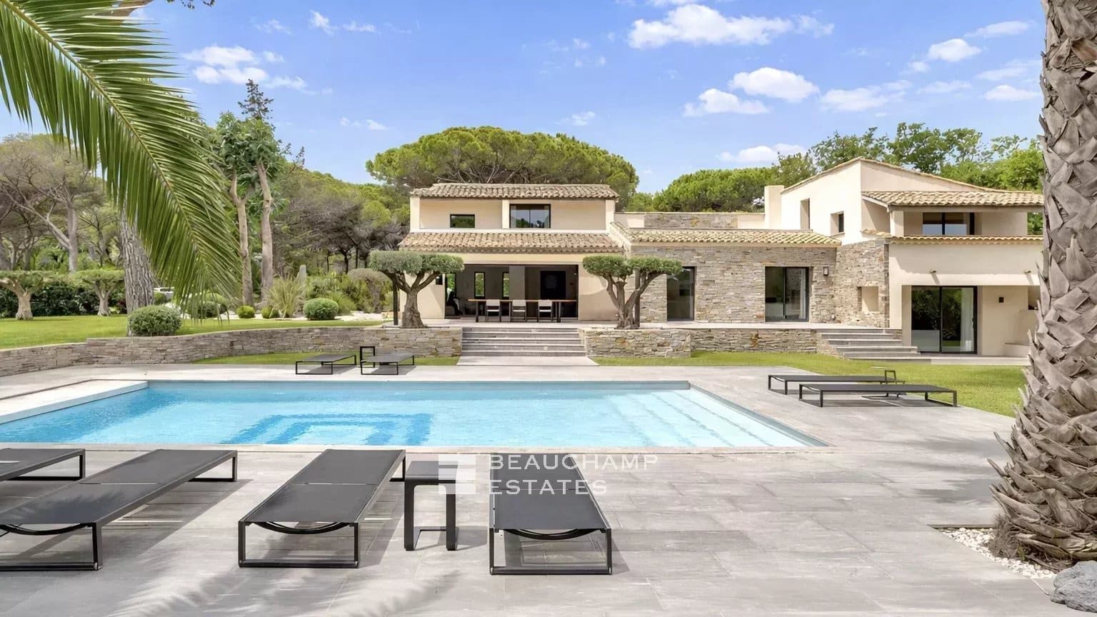 Contemporary Provençal property just a few minutes from the Pampelonne beaches Contemporary Provençal property just a few minutes from the Pampelonne beaches