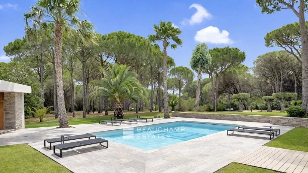 Contemporary Provençal property just a few minutes from the Pampelonne beaches
