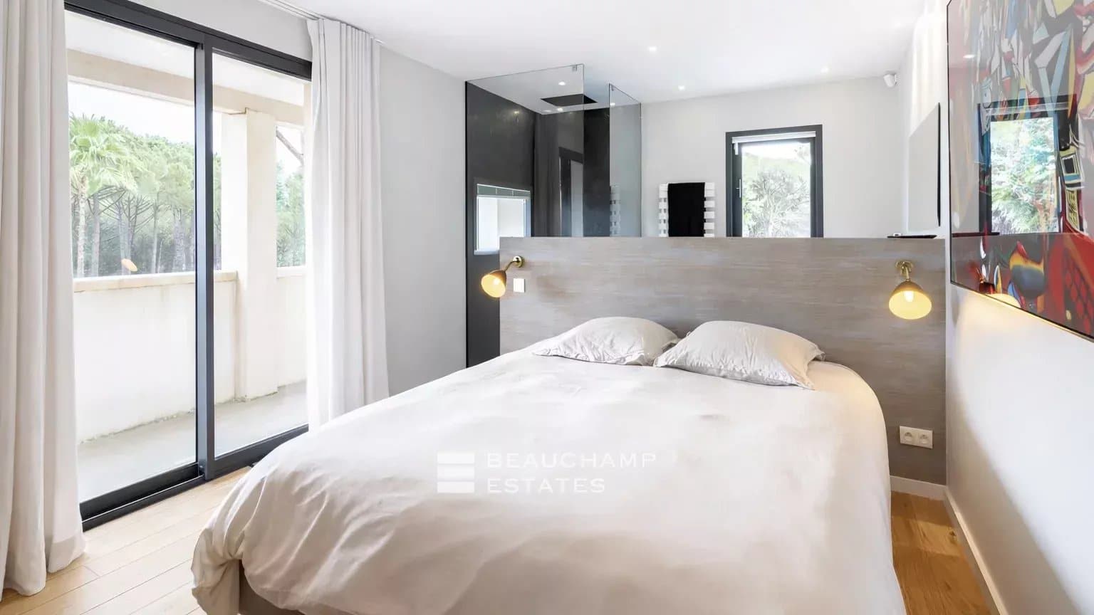 Contemporary Provençal property just a few minutes from the Pampelonne beaches Contemporary Provençal property just a few minutes from the Pampelonne beaches