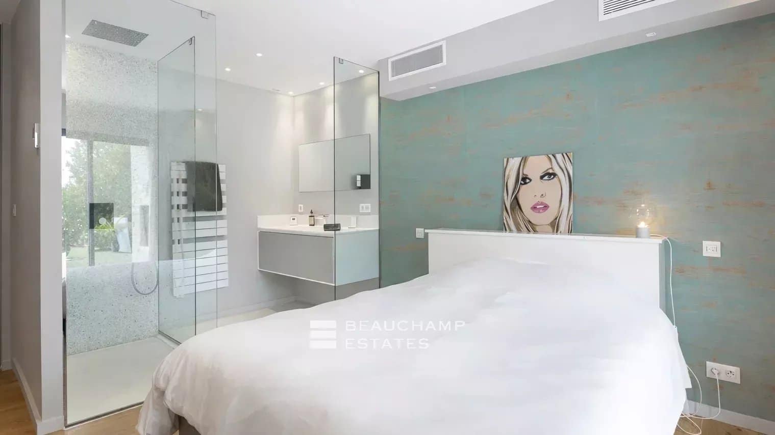 Contemporary Provençal property just a few minutes from the Pampelonne beaches Contemporary Provençal property just a few minutes from the Pampelonne beaches