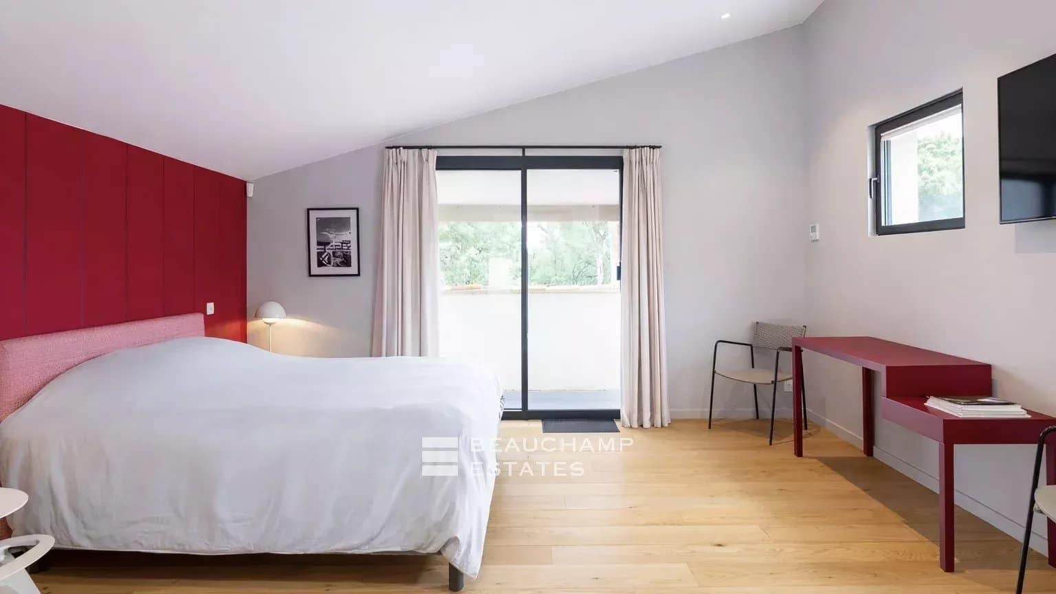 Contemporary Provençal property just a few minutes from the Pampelonne beaches Contemporary Provençal property just a few minutes from the Pampelonne beaches