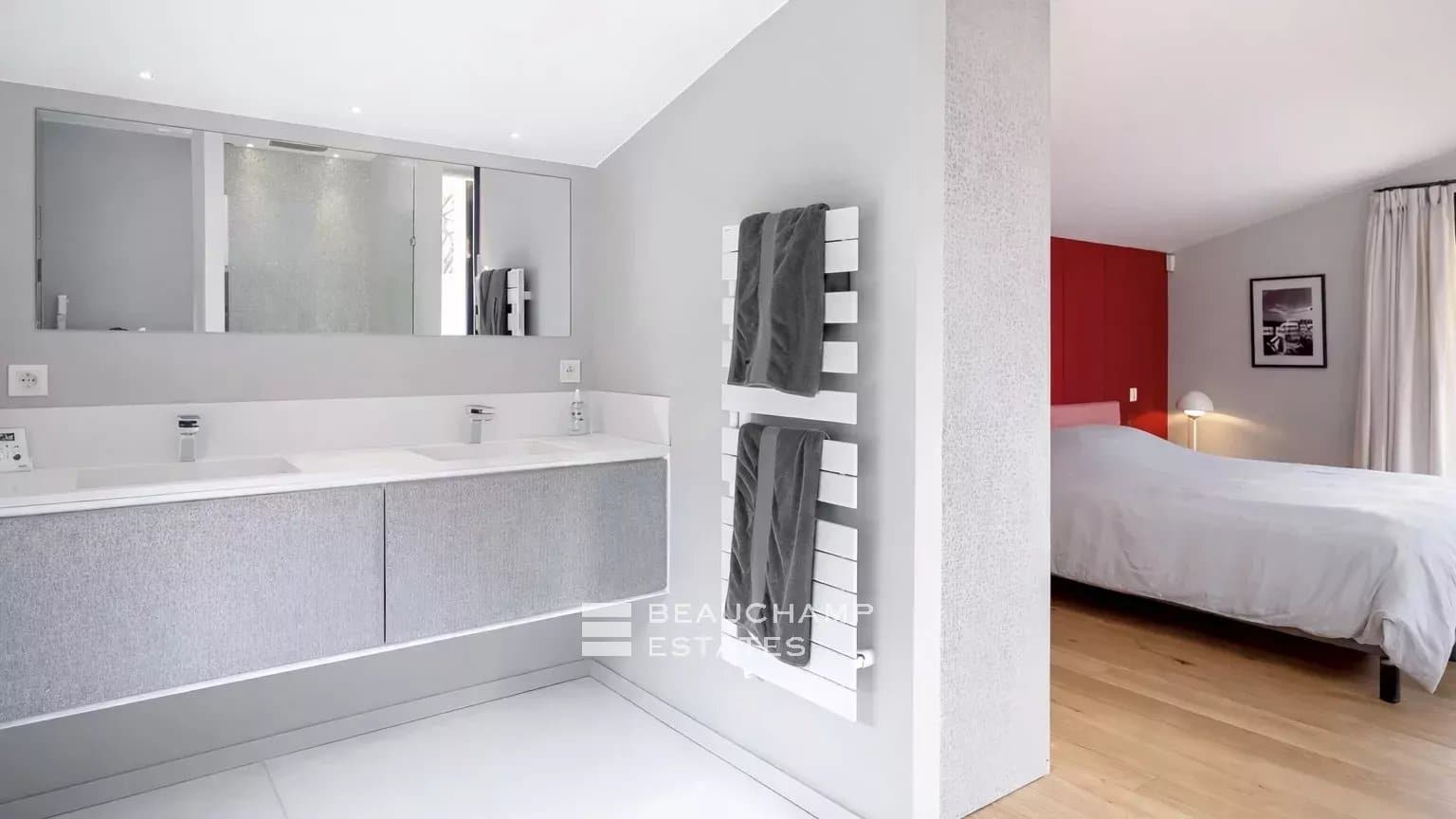 Contemporary Provençal property just a few minutes from the Pampelonne beaches Contemporary Provençal property just a few minutes from the Pampelonne beaches