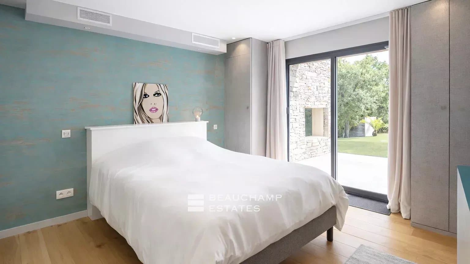 Contemporary Provençal property just a few minutes from the Pampelonne beaches Contemporary Provençal property just a few minutes from the Pampelonne beaches