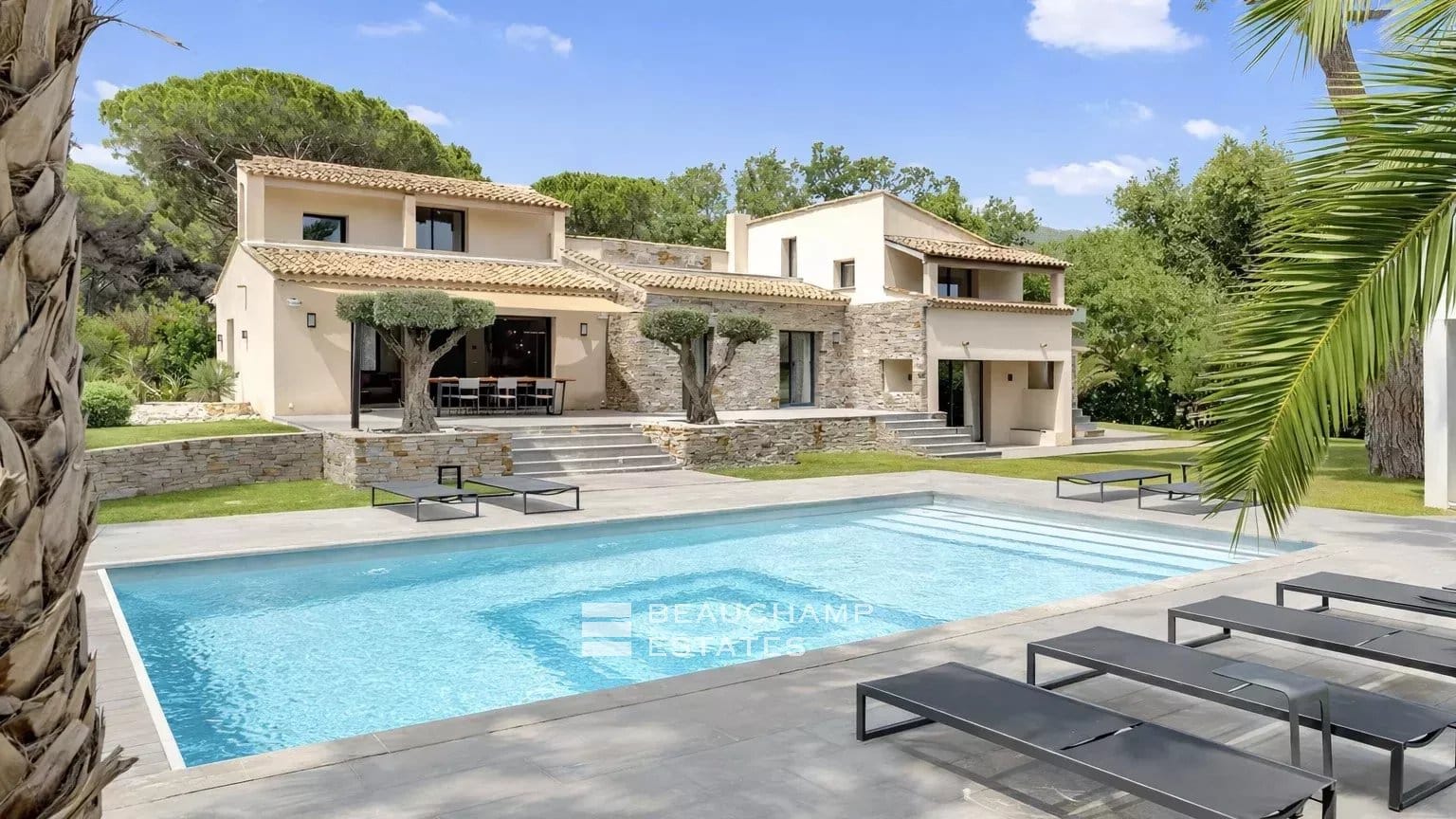 Contemporary Provençal property just a few minutes from the Pampelonne beaches Contemporary Provençal property just a few minutes from the Pampelonne beaches