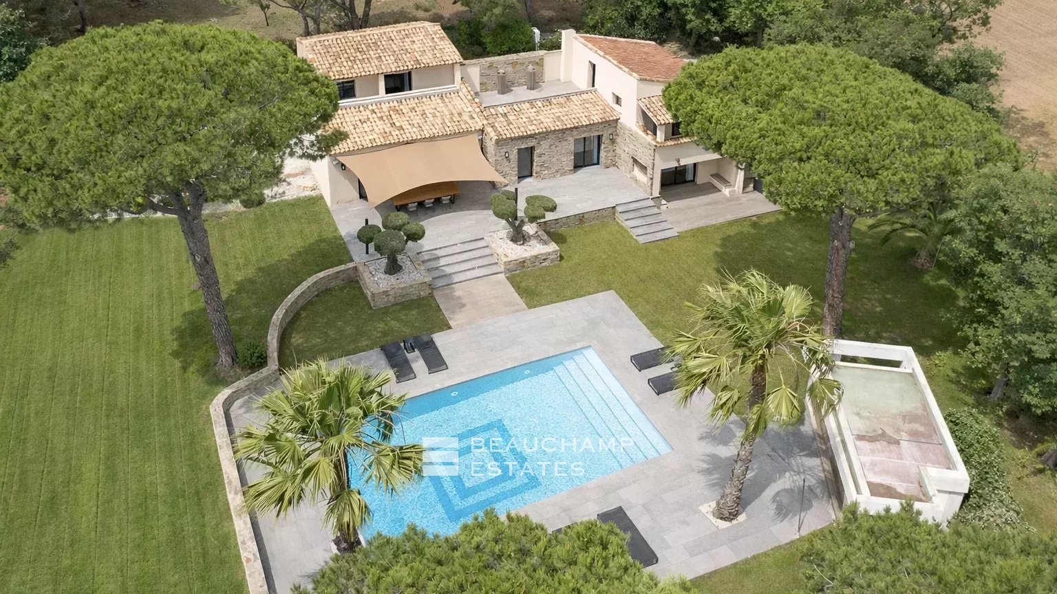 Contemporary Provençal property just a few minutes from the Pampelonne beaches Contemporary Provençal property just a few minutes from the Pampelonne beaches