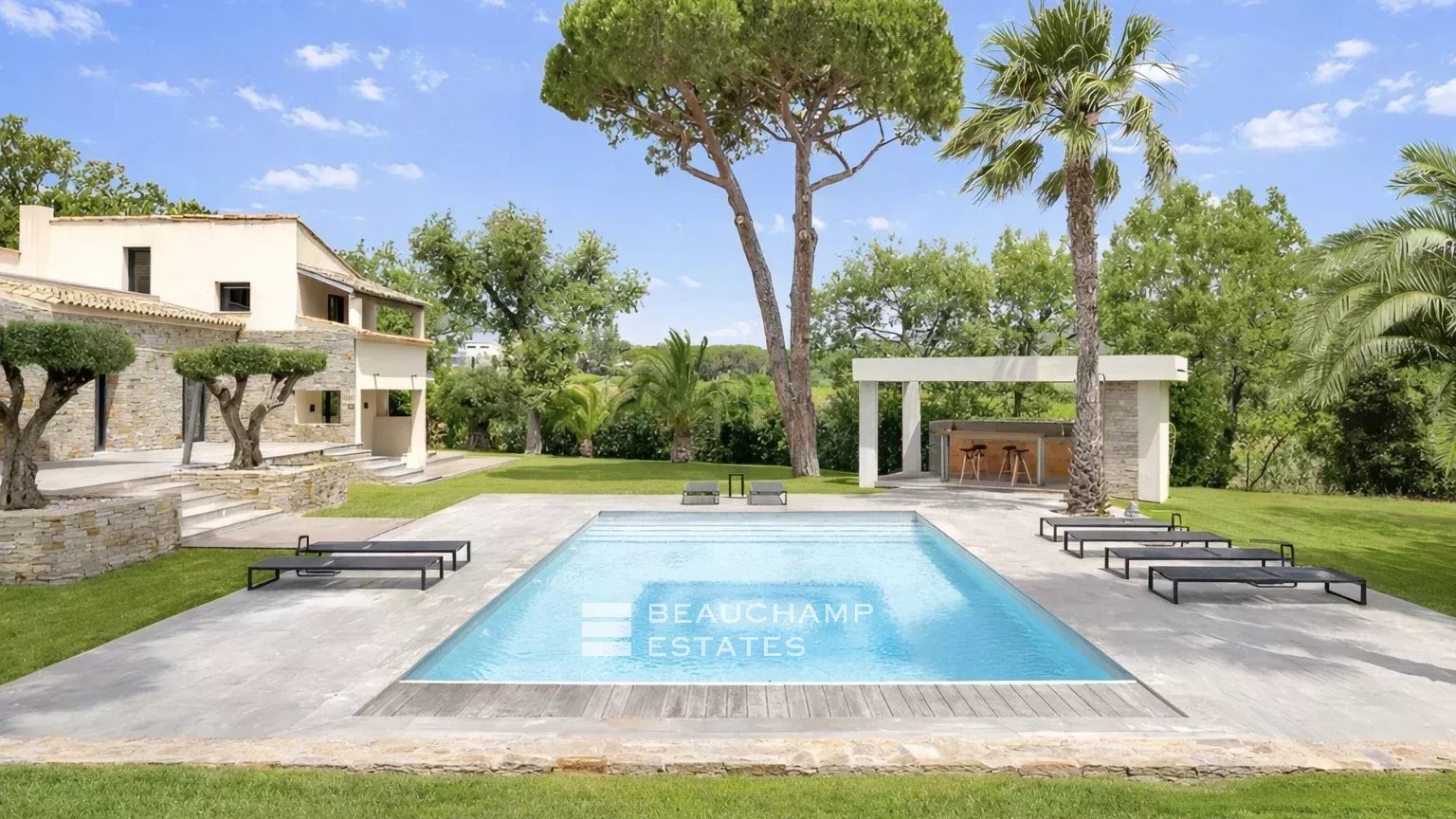 Contemporary Provençal property just a few minutes from the Pampelonne beaches Contemporary Provençal property just a few minutes from the Pampelonne beaches