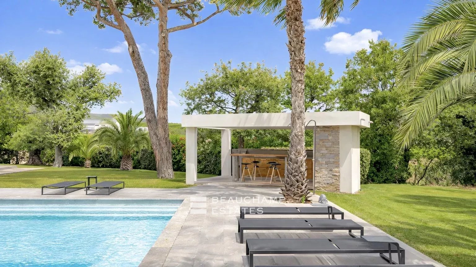 Contemporary Provençal property just a few minutes from the Pampelonne beaches Contemporary Provençal property just a few minutes from the Pampelonne beaches